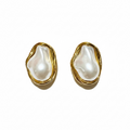 Aretes de Perla Irregular con Borde Dorado