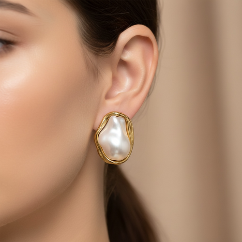 Aretes de Perla Irregular con Borde Dorado
